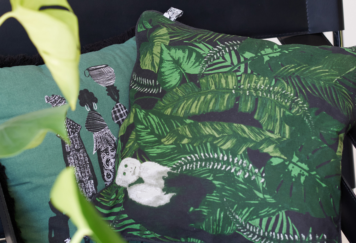 Απεικονίζεται το μαξιλάρι πάνω σε έναν καναπέ.